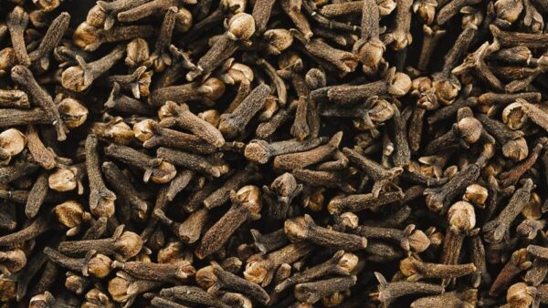a pile of cloves